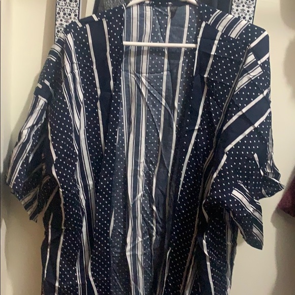 Soft cotton/linen material cover up - Picture 3 of 3